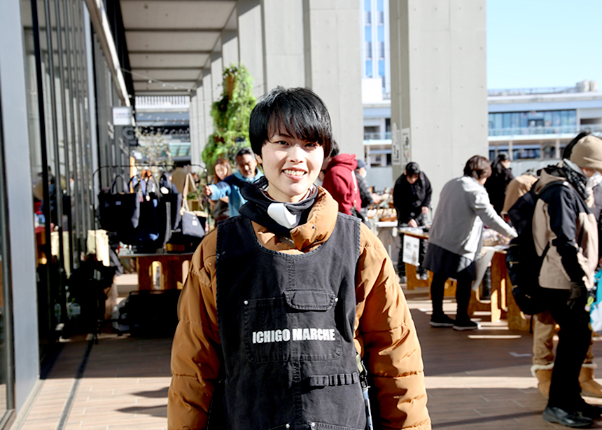 I’M HOME SAGAMIHARA アイムホーム相模原｜海老名駅前で月に一度開催される「イチゴマルシェ」をレポート。スタッフの方にインタビューをしています。